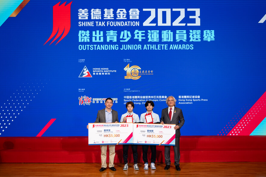 <p>Mr William Leung, Director of Shine Tak Foundation (1<sup>st</sup> from right) and Mr Albert Shen, Executive Committee Member of Sports for Hope Foundation (1<sup>st</sup> from left), presented awards of the 4<sup>th</sup> quarter to Karatedo athlete Tsang Pak-yin (2<sup>nd</sup> from right) and Wong Han-yi Hidy (2<sup>nd</sup> from left).</p>
